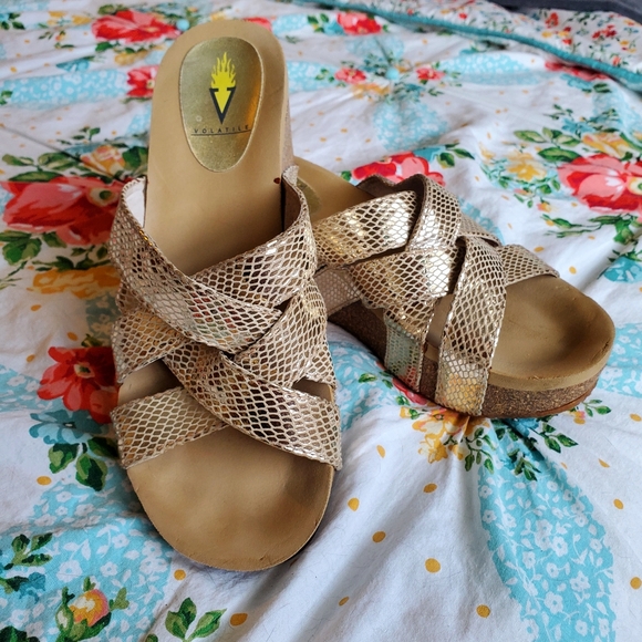 Volatile Women’s Slip On Gold Wedge Sandals Size 8 - Picture 2 of 5